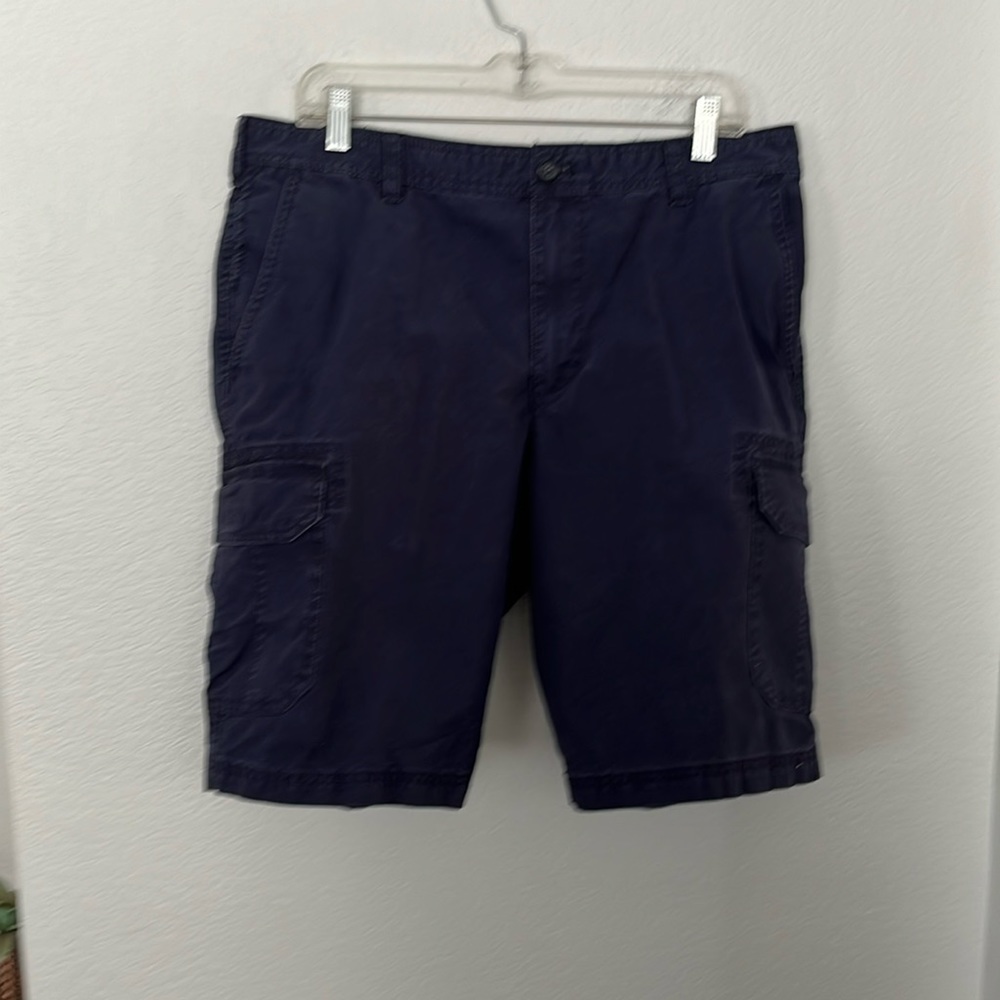 IZOD CARGO SHORTS DK NAVY BLUE ALMOST BLACK LENGTH FROM TOP IS 21in WAIST IS 36